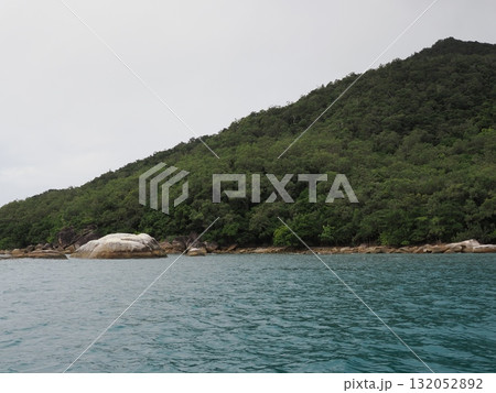 フィッツロイ島–緑の丘と水際の丸い岩が織りなす静景 132052892
