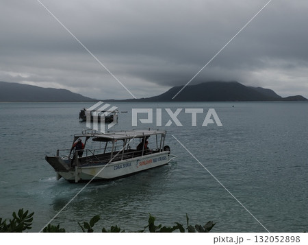 フィッツロイ島–曇天の湾に浮かぶ観光船と遠景の山影 132052898