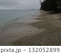 フィッツロイ島–白い小石の浜辺と穏やかな波の縁取り 132052899