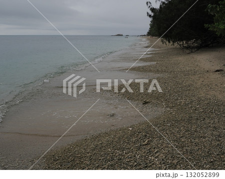 フィッツロイ島–白い小石の浜辺と穏やかな波の縁取り フィッツロイ島–白い小石の浜辺と穏やかな波の縁取り 132052899