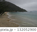 フィッツロイ島–湾に浮かぶ船と森に囲まれた静かな岸辺 132052900