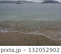フィッツロイ島–貝殻の浜辺と静かな湾に浮かぶ2隻の船 132052902