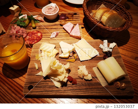 イタリアンワインバルのチーズ盛り合わせ 132053037