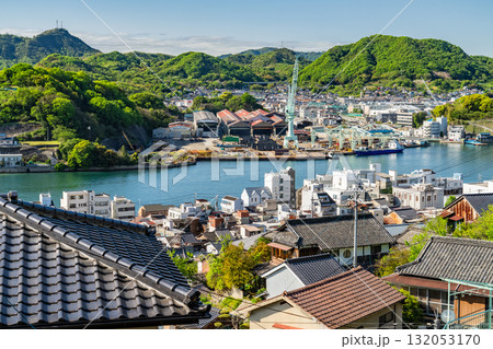 《広島県》尾道の街並み全景・丘の上の眺望 132053170