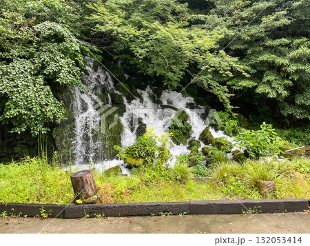 鹿児島県霧島市にある御手洗の滝(みたらしのたき)。新緑の中、流れ落ちる迫力のある滝。 鹿児島県霧島市にある御手洗の滝(みたらしのたき)。新緑の中、流れ落ちる迫力のある滝。 132053414