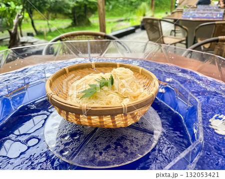 流しそうめん。まだ水に入れていない茹でたそうめん。日本の夏の風物詩。 132053421