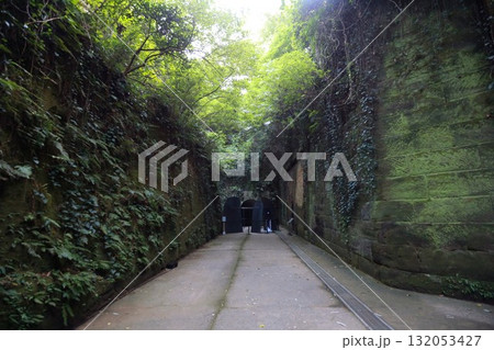 東京湾唯一の自然島である猿島にある要塞跡の『切り通し』 東京湾唯一の自然島である猿島にある要塞跡の『切り通し』 132053427