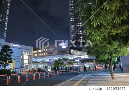 日本の川崎都市景観 武蔵小杉駅周辺を望む(夜景) 日本の川崎都市景観 武蔵小杉駅周辺を望む(夜景) 132053473