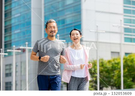 ジョギングするシニア夫婦 132053609