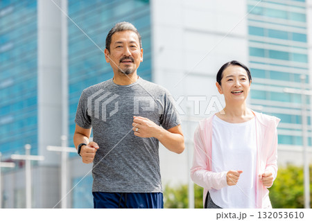 ジョギングするシニア夫婦 132053610