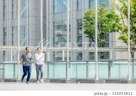 ジョギングするシニア夫婦 132053612