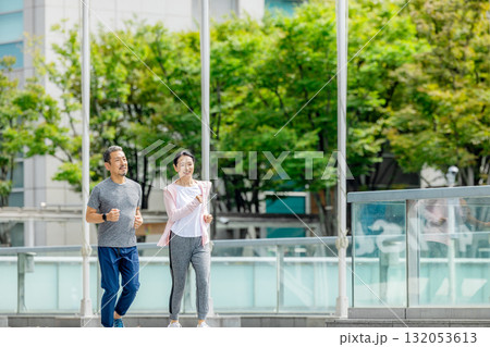 ジョギングするシニア夫婦 132053613