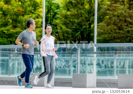 ジョギングするシニア夫婦 ジョギングするシニア夫婦 132053614