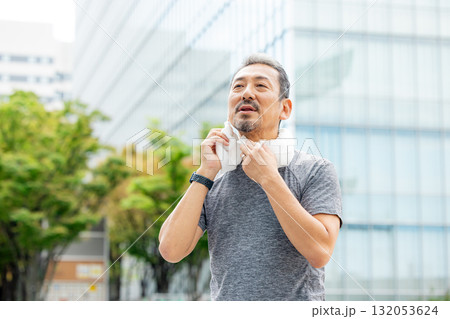 汗を拭くシニア男性 132053624