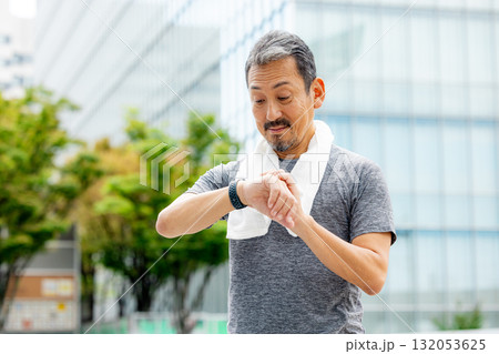 アプリで体調管理をするシニア男性 132053625