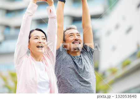 ウォーキングするシニアカップル 132053640