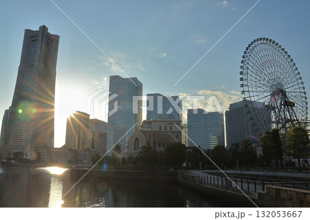 桜木町周辺と横浜みなとみらいの都市風景 132053667