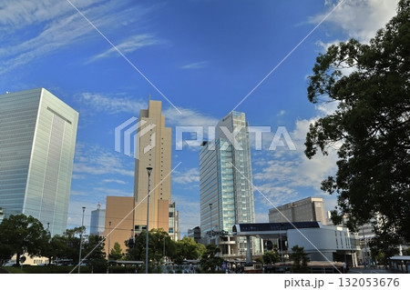 桜木町周辺と横浜みなとみらいの都市風景 桜木町周辺と横浜みなとみらいの都市風景 132053676