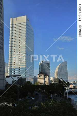 桜木町周辺と横浜みなとみらいの都市風景 桜木町周辺と横浜みなとみらいの都市風景 132053684