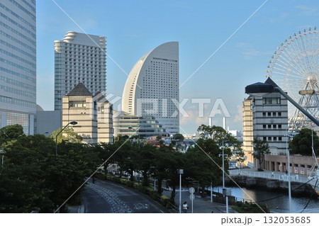 桜木町周辺と横浜みなとみらいの都市風景 桜木町周辺と横浜みなとみらいの都市風景 132053685