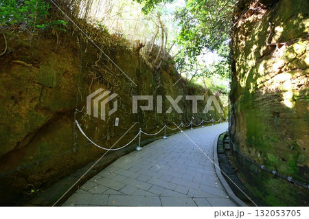 東京湾唯一の自然島である猿島にある要塞跡の『切り通し』 東京湾唯一の自然島である猿島にある要塞跡の『切り通し』 132053705