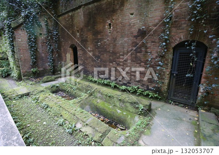 東京湾唯一の自然島である猿島にある要塞のトイレ跡 132053707