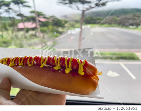 トマトケチャップとマスタードソースをトッピングしたジューシーなホットドッグ。 トマトケチャップとマスタードソースをトッピングしたジューシーなホットドッグ。 132053953
