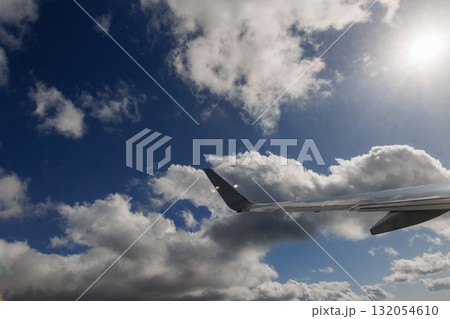 飛行機の窓の外は晴天と白い雲 飛行機の窓の外は晴天と白い雲 132054610