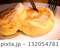 フワフワなパンケーキをカットする 132054781
