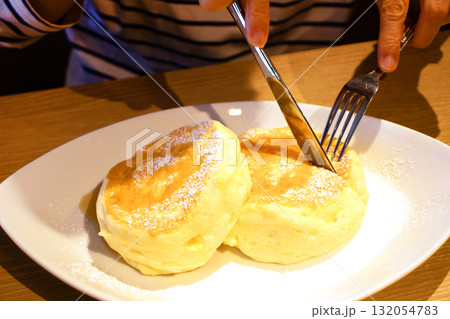 フワフワなパンケーキをカットする女性 フワフワなパンケーキをカットする女性 132054783