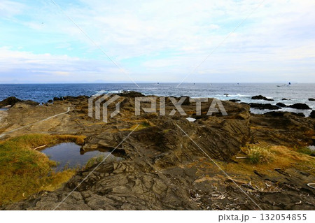 神奈川県最大の自然島である城ヶ島の安房崎 神奈川県最大の自然島である城ヶ島の安房崎 132054855