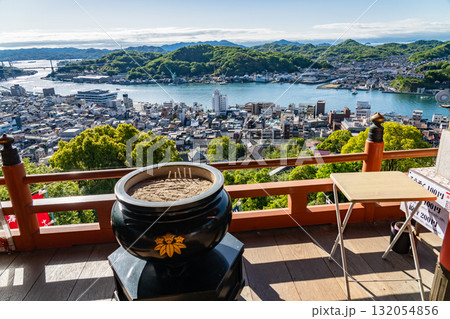 《広島県》尾道の街並み全景・丘の上の眺望 132054856