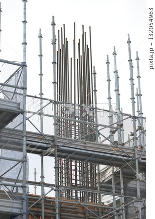 躯体工事中のマンション建設現場  (外部足場)　イメージ 132054963
