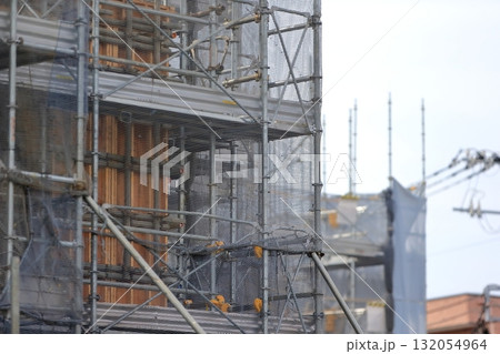 躯体工事中のマンション建設現場 (外部足場) イメージ 躯体工事中のマンション建設現場 (外部足場) イメージ 132054964