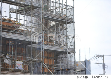 躯体工事中のマンション建設現場  (外部足場)　イメージ 132054965
