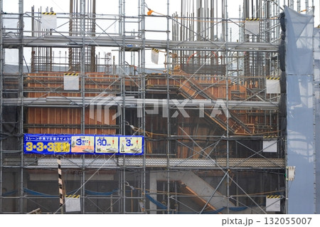 躯体工事中のマンション建設現場  (外部足場)　イメージ 132055007