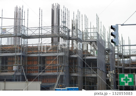 躯体工事中のマンション建設現場  (外部足場)　イメージ 132055083