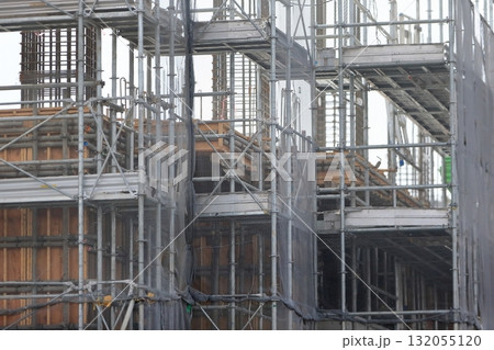 躯体工事中のマンション建設現場  (外部足場) イメージ 躯体工事中のマンション建設現場  (外部足場) イメージ 132055120