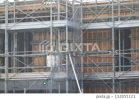 躯体工事中のマンション建設現場  (外部足場)　イメージ 132055121