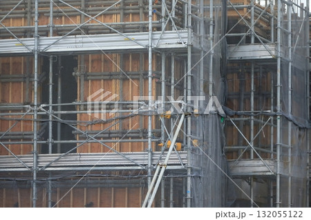 躯体工事中のマンション建設現場  (外部足場)　イメージ 132055122