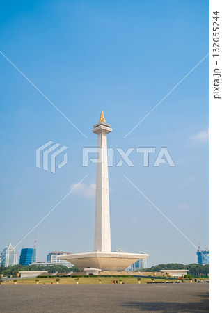 ジャカルタのモナス（独立記念塔）－青空にそびえるインドネシアの象徴 132055244