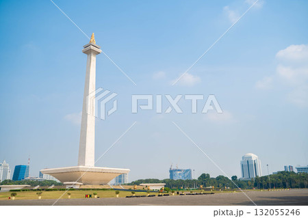 ジャカルタのモナス（独立記念塔）－青空にそびえるインドネシアの象徴 132055246