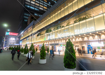 《東京都》新宿駅都市夜景・新宿新南口 《東京都》新宿駅都市夜景・新宿新南口 132055392