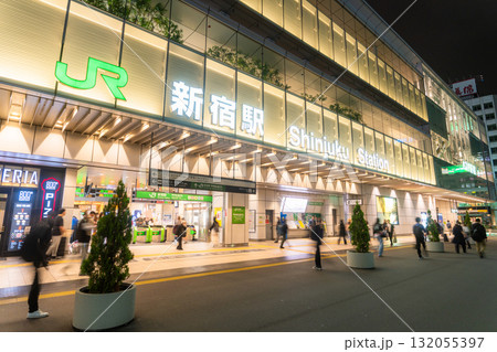《東京都》新宿駅都市夜景・新宿新南口 《東京都》新宿駅都市夜景・新宿新南口 132055397