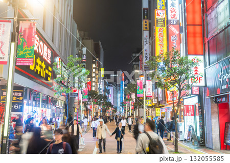 《東京都》新宿武蔵野通り・夜の繁華街 《東京都》新宿武蔵野通り・夜の繁華街 132055585