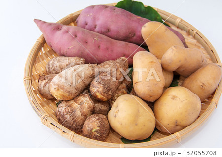 ざるに持った芋3種 132055708