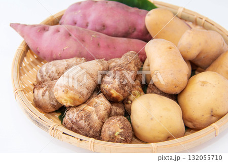 ざるに持った芋3種 ざるに持った芋3種 132055710