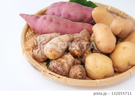 ざるに持った芋3種 ざるに持った芋3種 132055711
