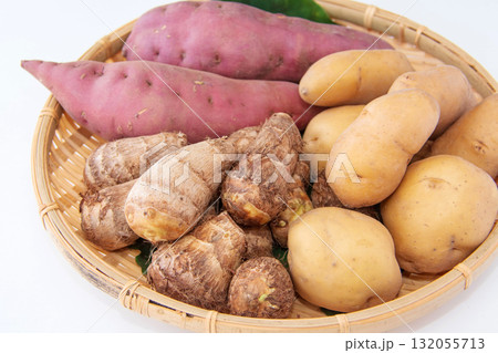 ざるに持った芋3種 132055713