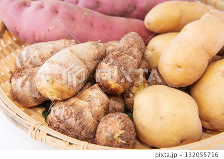 ざるに持った芋3種 132055716